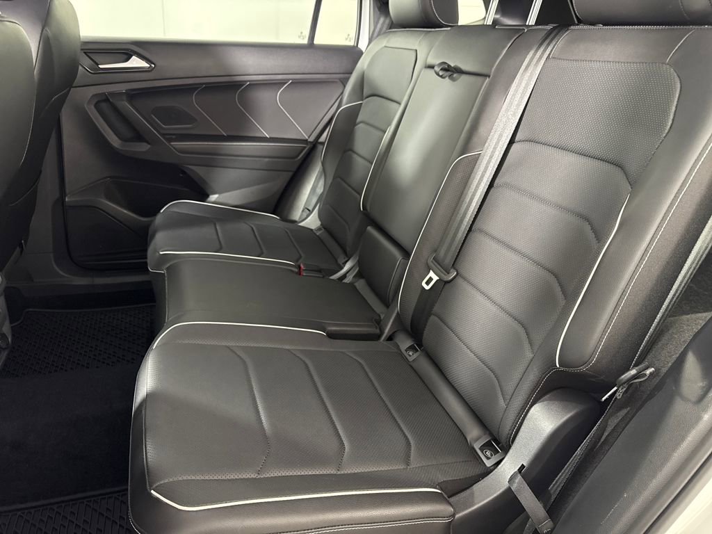 Used 2022 Volkswagen Tiguan SEL R-Line image 11