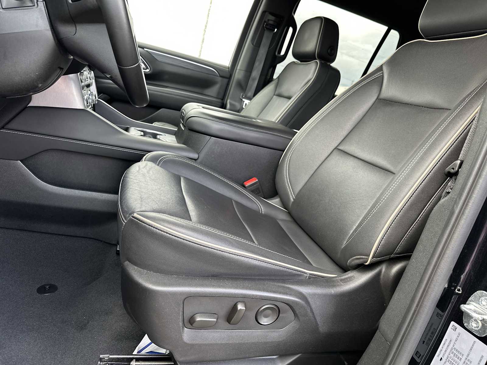 Used 2024 GMC Yukon SLT image 12