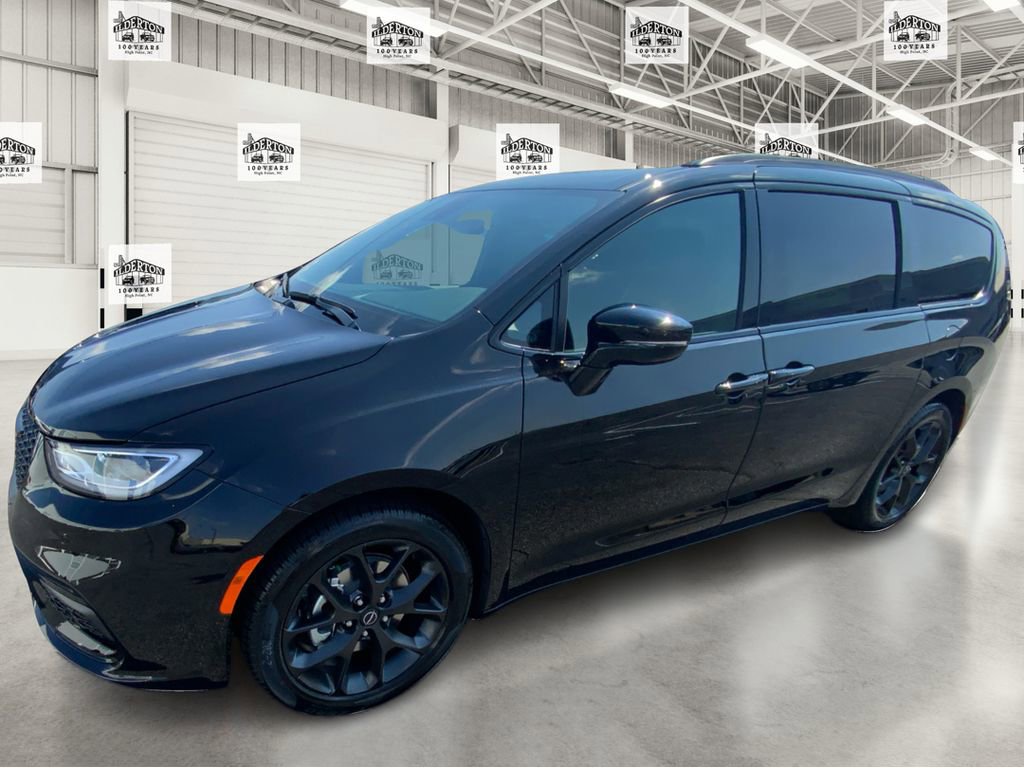 New 2026 Chrysler Pacifica Limited w/ Uconnect Theater Family Group