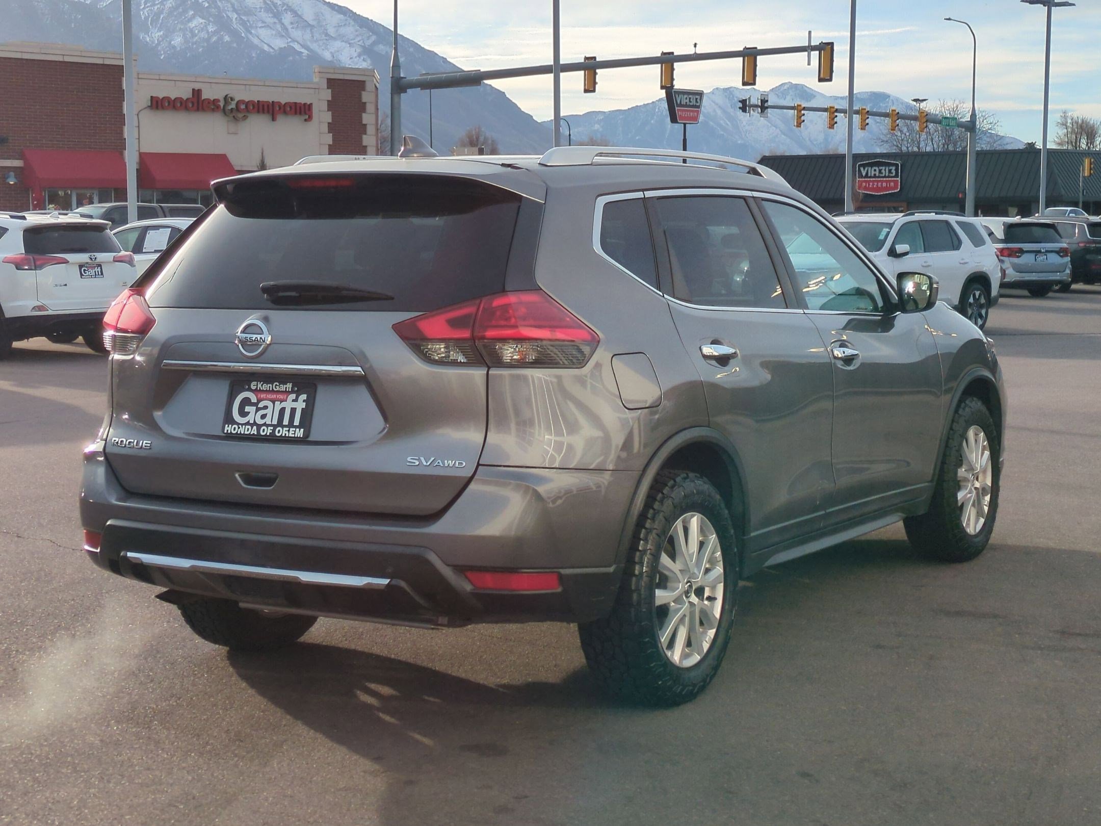 Used 2017 Nissan Rogue SV image 3