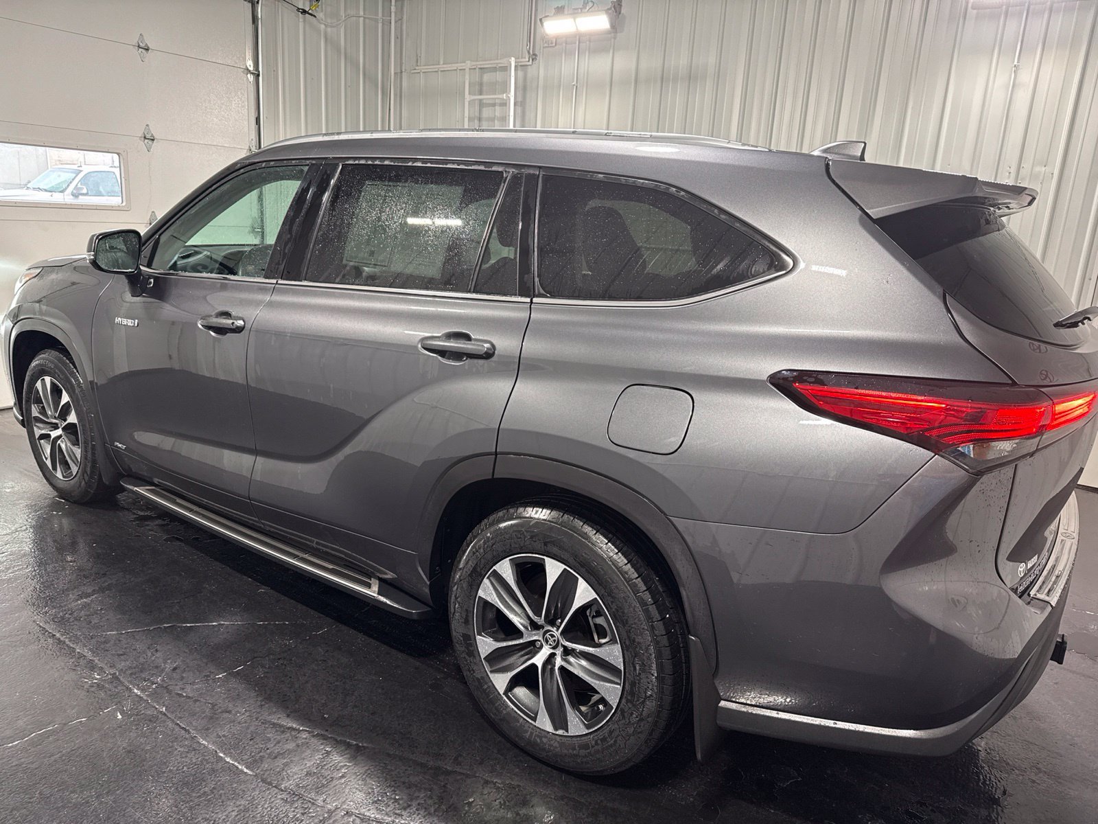 Used 2020 Toyota Highlander XLE AWD/4WD image 2