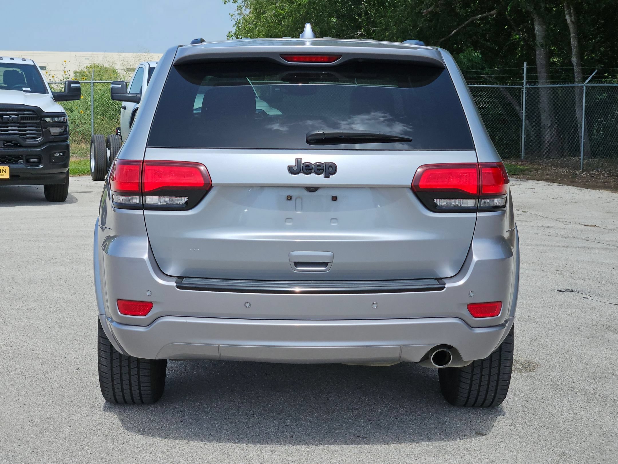 Used 2018 Jeep Grand Cherokee Altitude RWD image 4