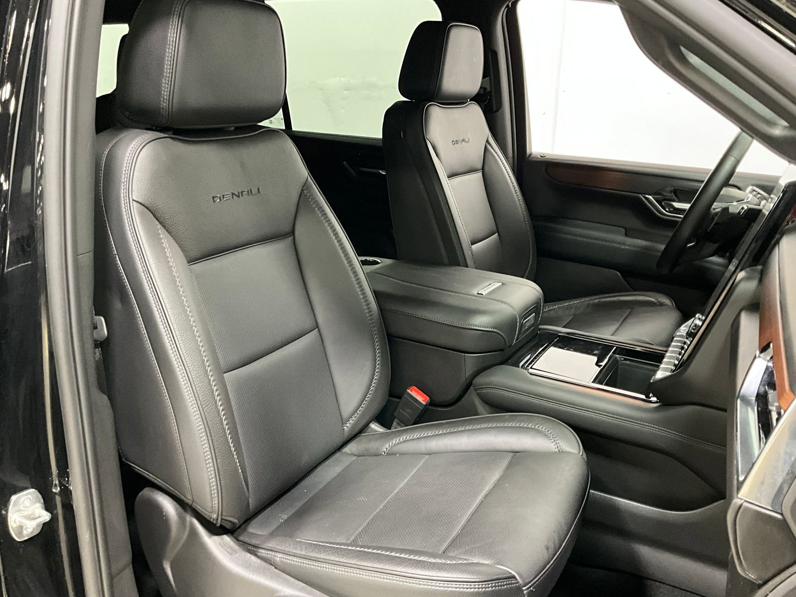 Used 2025 GMC Yukon XL Denali image 9