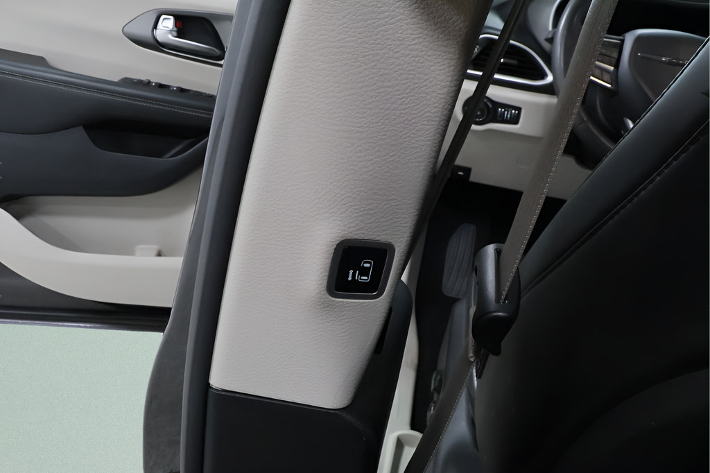 Used 2023 Chrysler Pacifica Touring-L FWD image 21