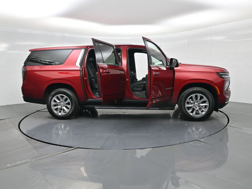 Used 2025 Chevrolet Suburban Premier image 3