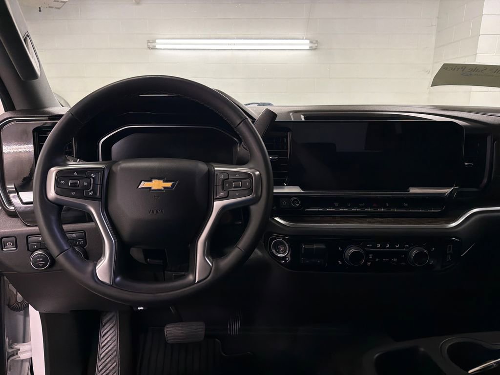 Used 2025 Chevrolet Silverado 2500 LT w/ Convenience Package AWD/4WD image 9
