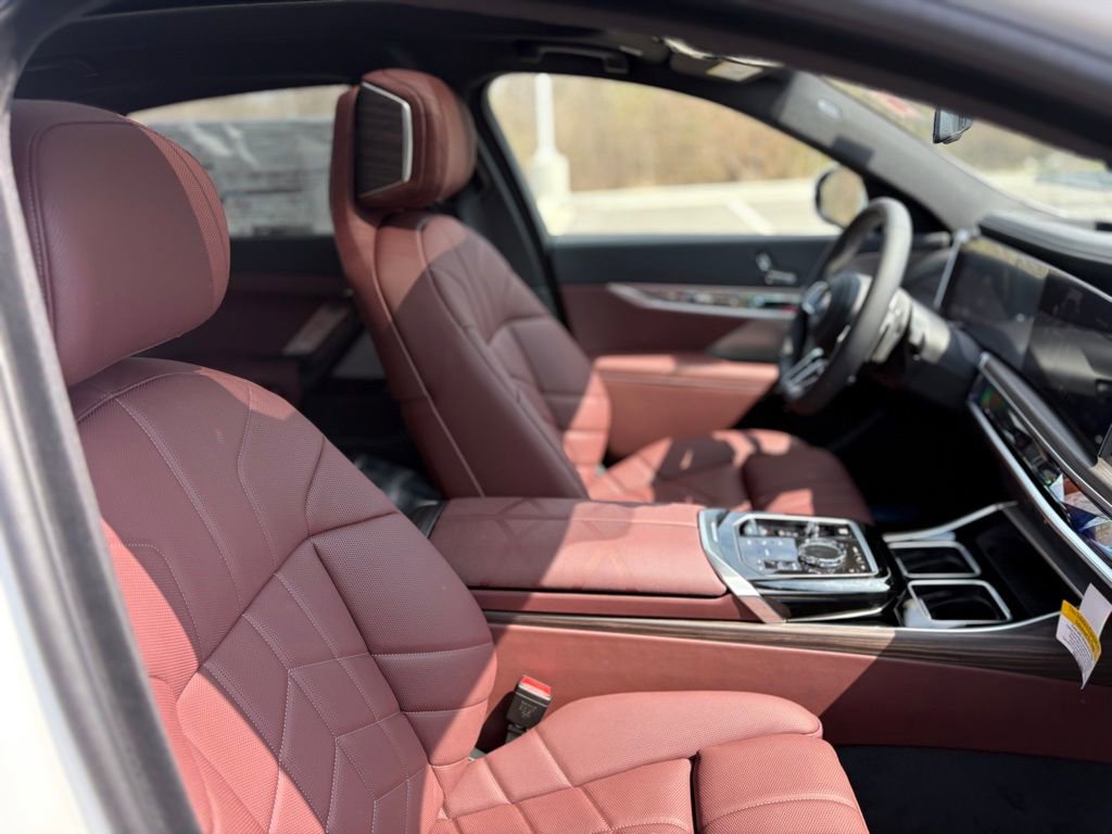 Certified 2025 BMW 760i xDrive w/ Executive Package image 23