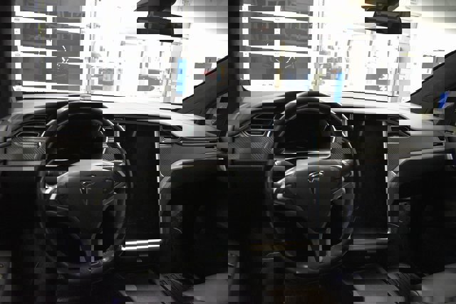 Used 2017 Tesla Model X image 25