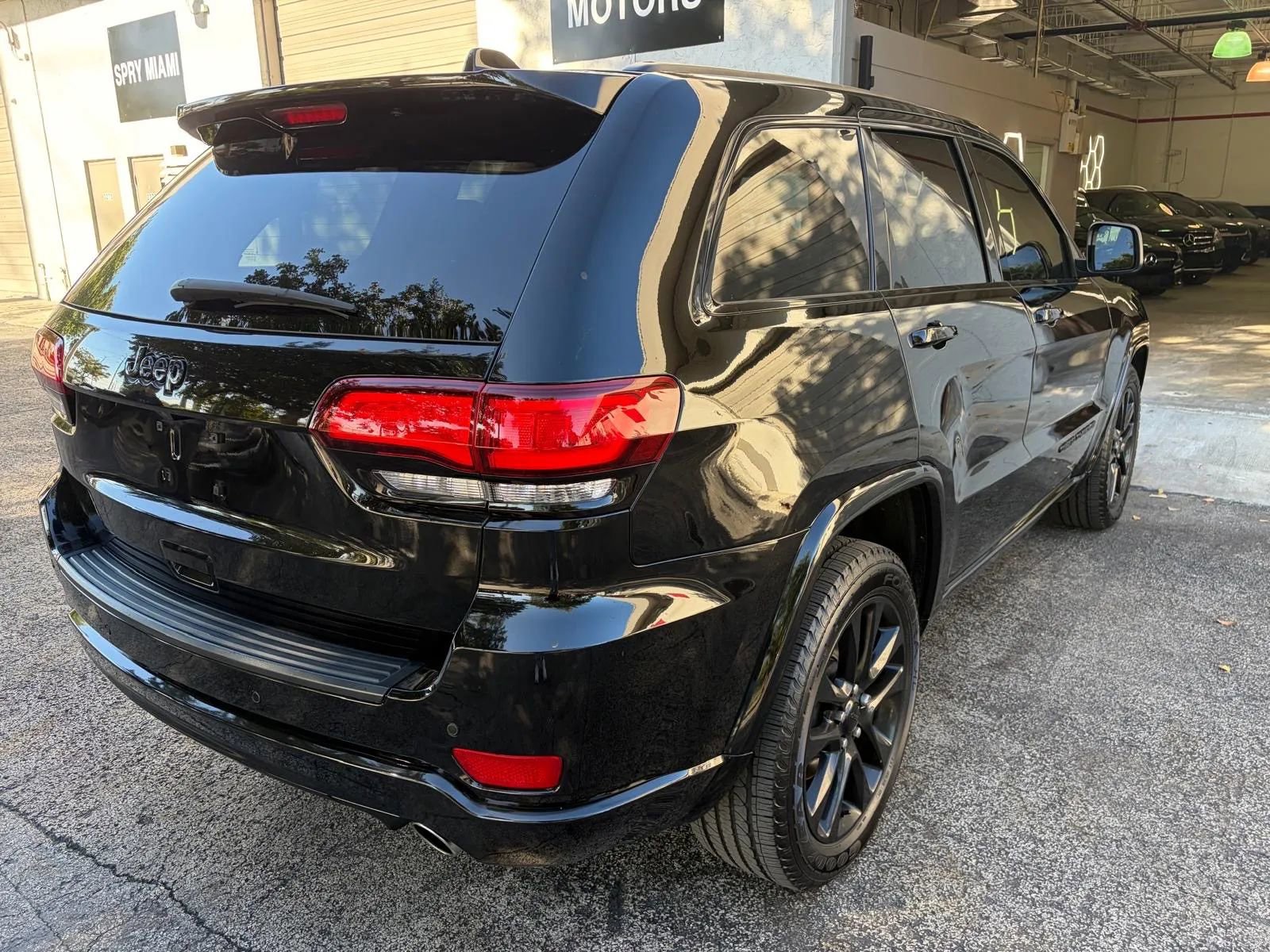 Used 2021 Jeep Grand Cherokee Laredo X RWD image 4