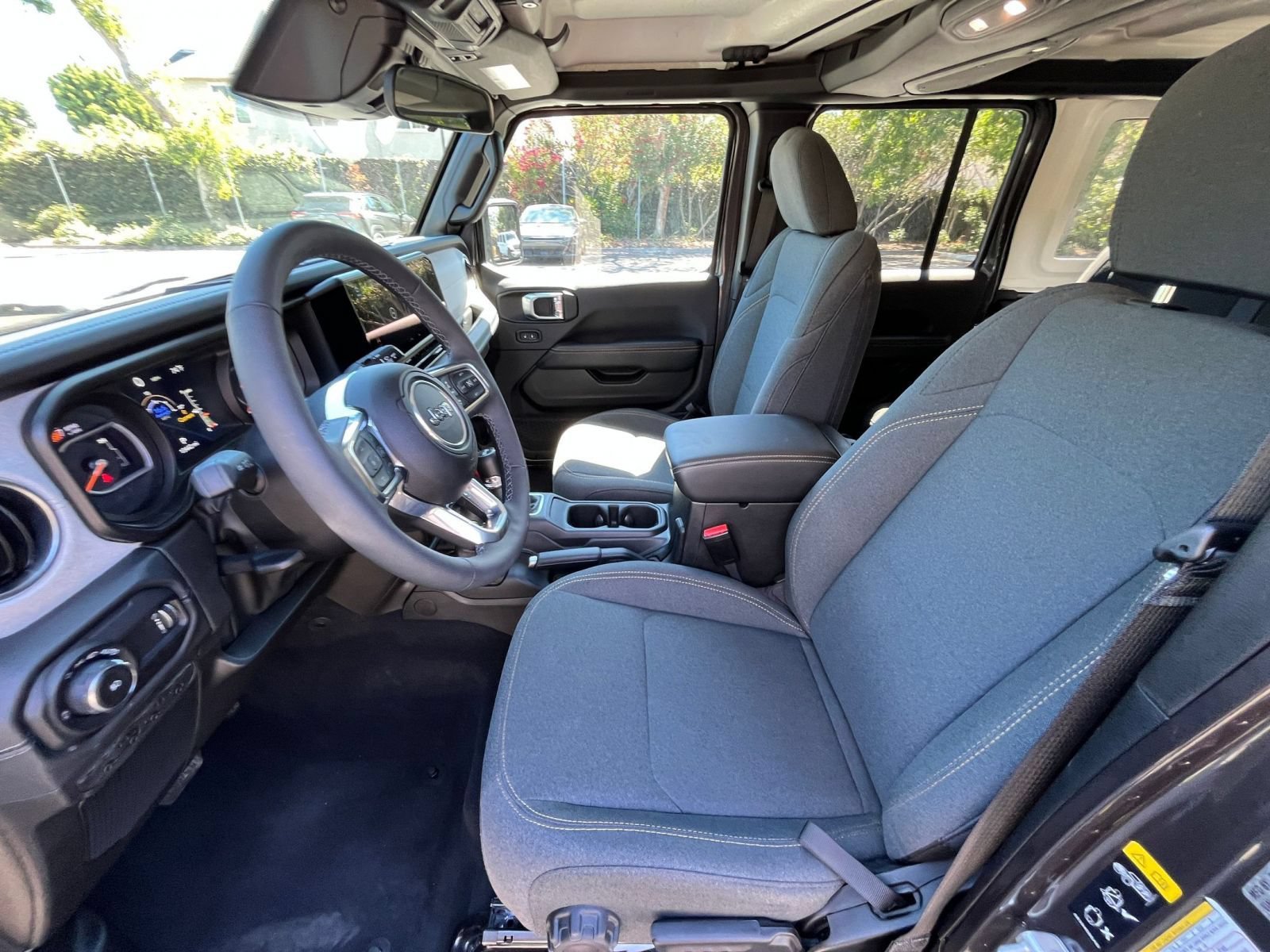 Used 2025 Jeep Wrangler Unlimited Sahara AWD/4WD image 27