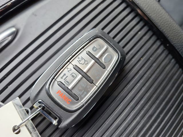 Used 2025 Chrysler Pacifica Limited image 26