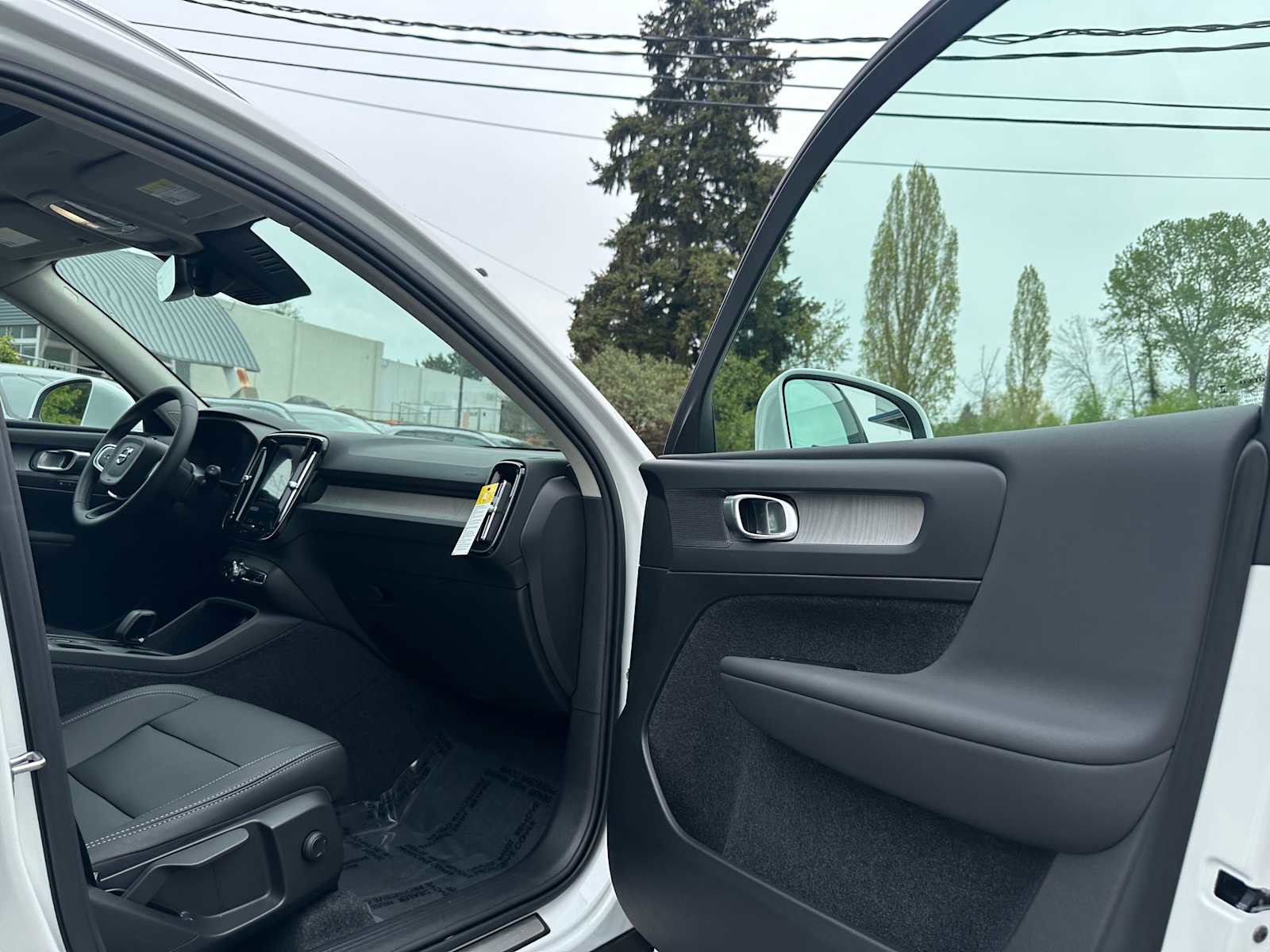 Used 2025 Volvo XC40 B5 Core w/ Protection Package Premier AWD/4WD image 11