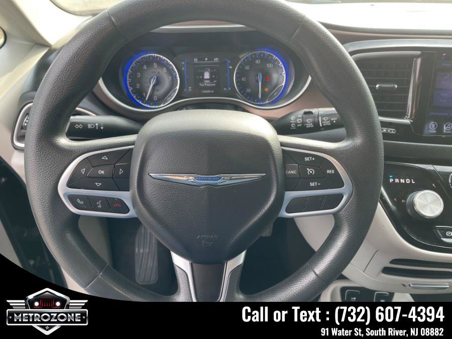 Used 2017 Chrysler Pacifica Touring image 21