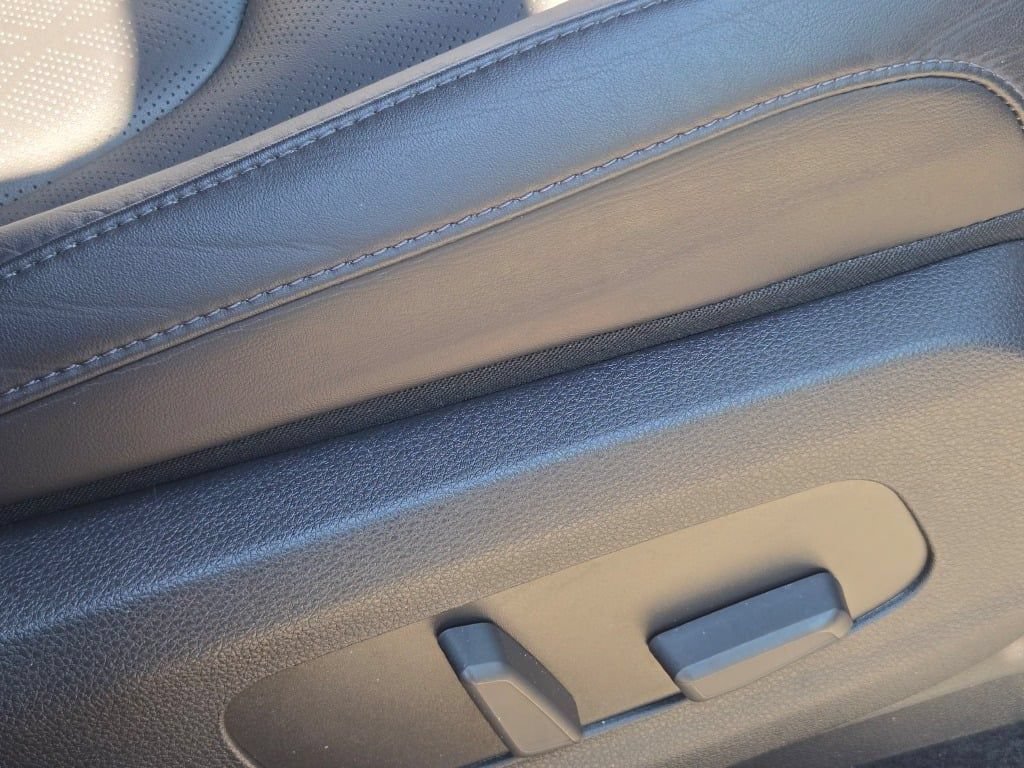 Used 2025 Kia Carnival EX FWD image 6