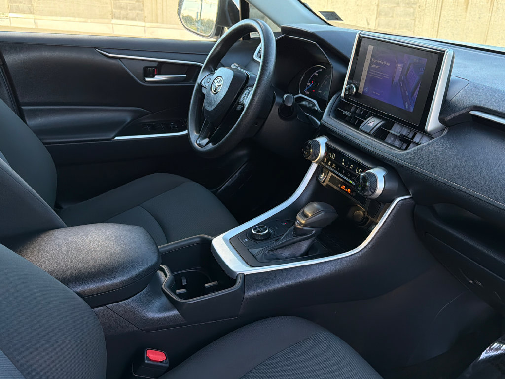 Used 2025 Toyota RAV4 XLE AWD/4WD image 13