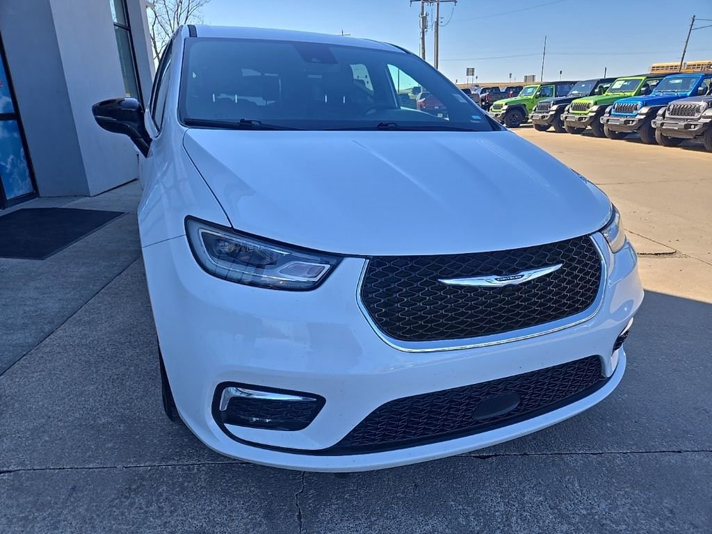 Used 2025 Chrysler Pacifica Select image 14