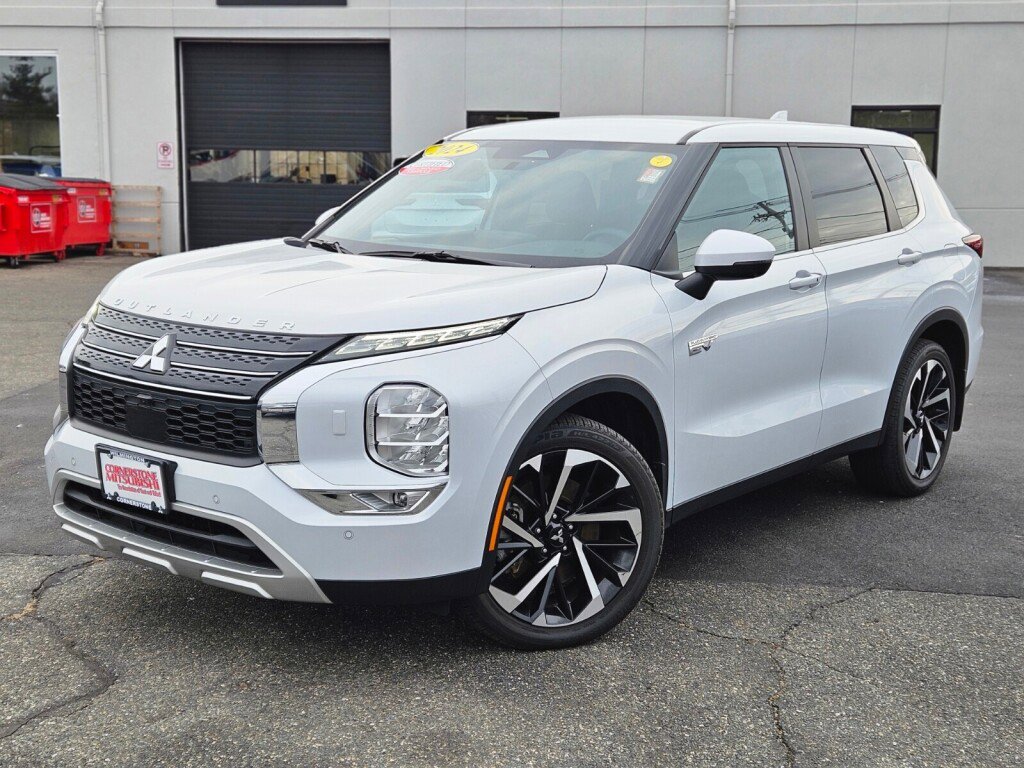 Used 2024 Mitsubishi Outlander SE image 1