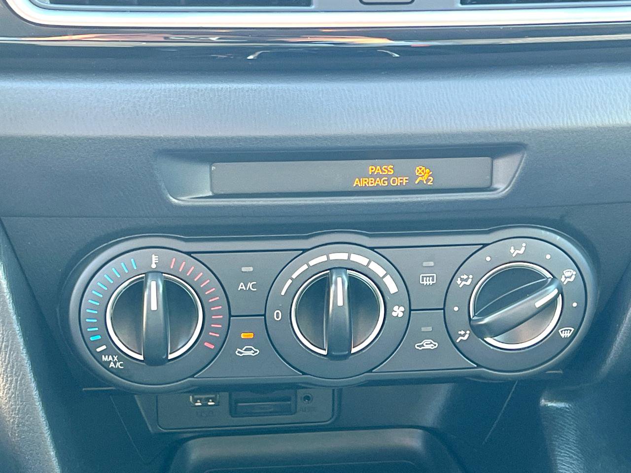 Used 2015 MAZDA MAZDA3 i Touring image 26