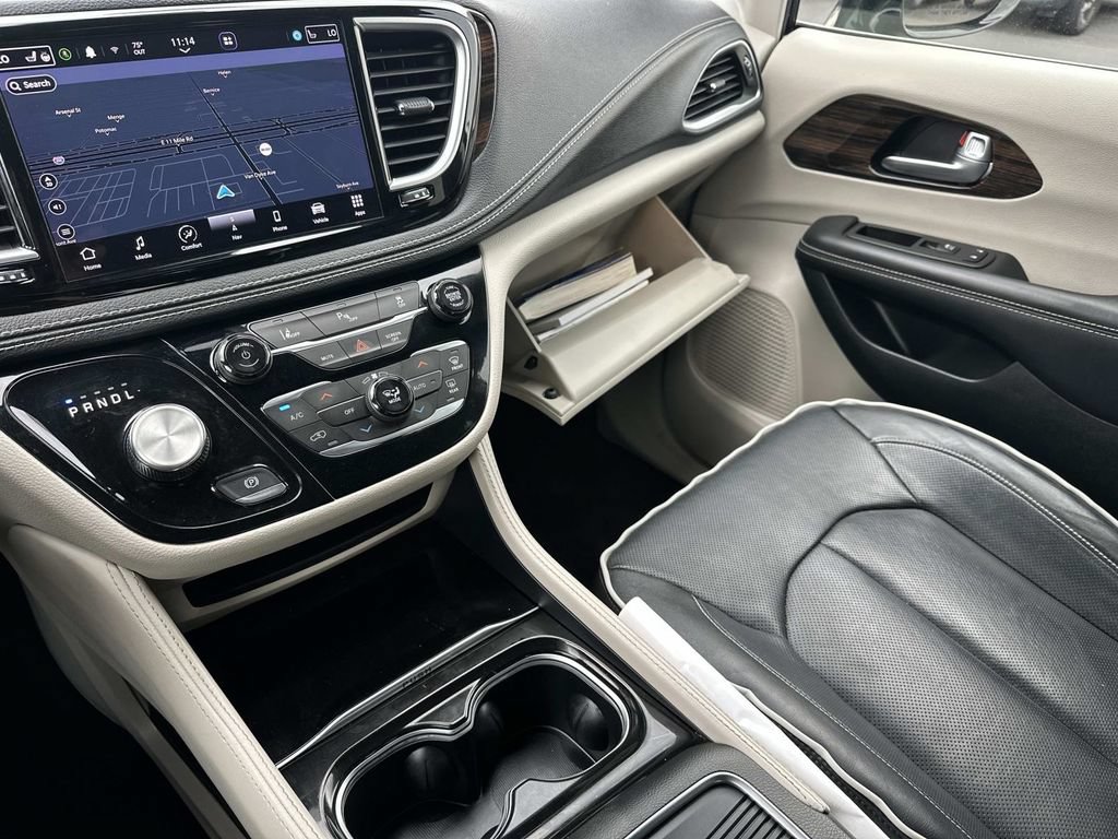 Used 2023 Chrysler Pacifica Limited FWD image 36