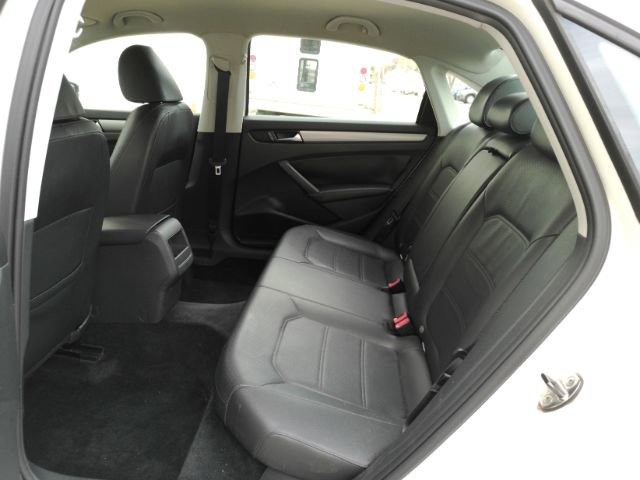 Used 2014 Volkswagen Passat 1.8T Wolfsburg Edition image 16