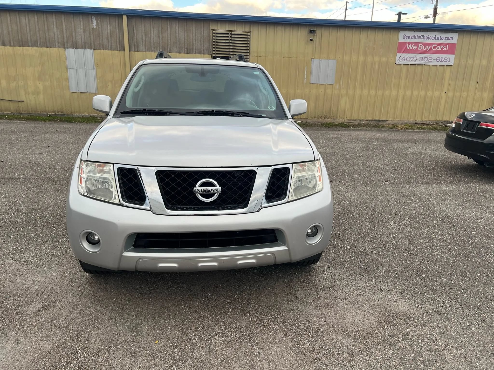 Used 2011 Nissan Pathfinder SV RWD image 3