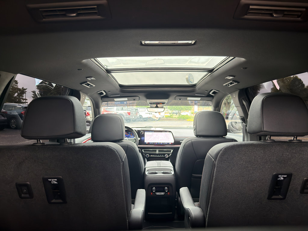 Used 2025 Chevrolet Traverse RS FWD image 14