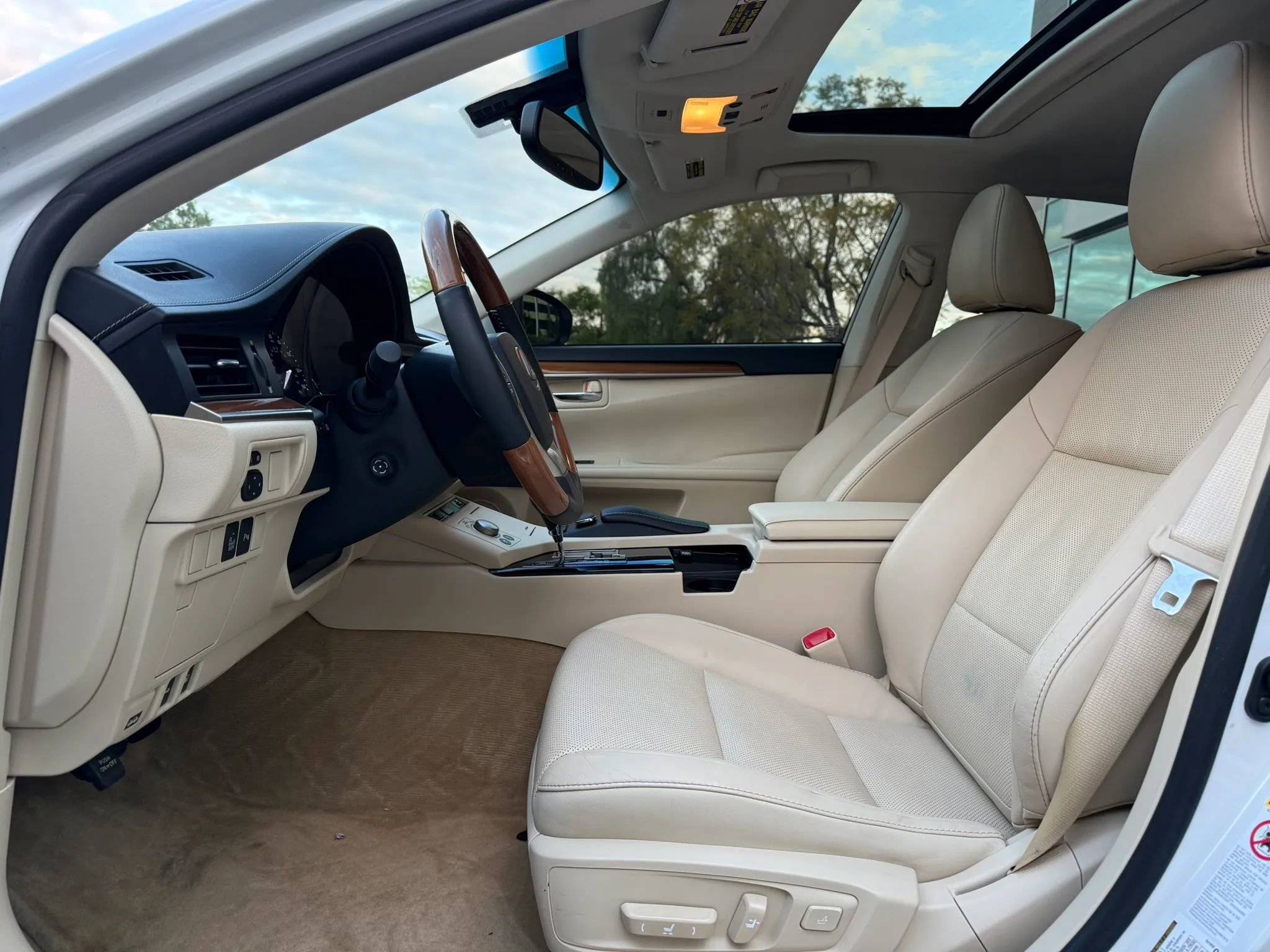 Used 2015 Lexus ES 300h w/ Navigation System Package FWD image 8