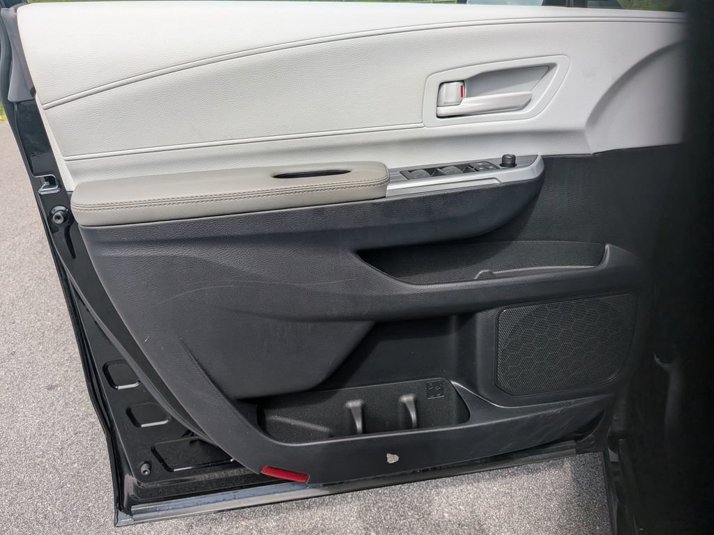 Used 2025 Toyota Sienna LE w/ LE Plus Package FWD image 9