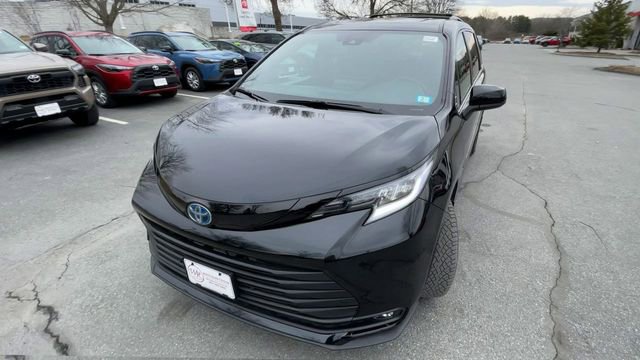 Used 2025 Toyota Sienna XLE Woodland Edition image 3