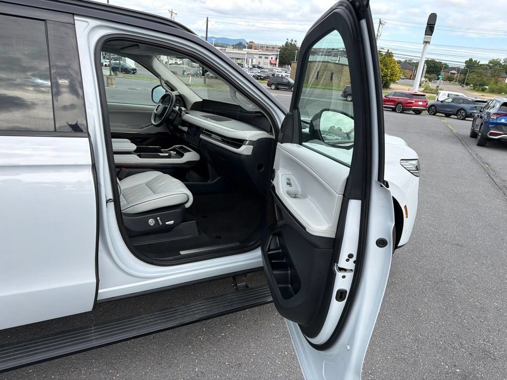 Used 2025 Lincoln Navigator L Black Label w/ Black Label Special Edition AWD/4WD image 28