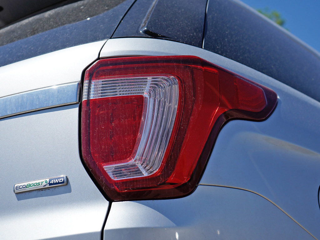 Used 2016 Ford Explorer XLT w/ Equipment Group 201A AWD/4WD image 15