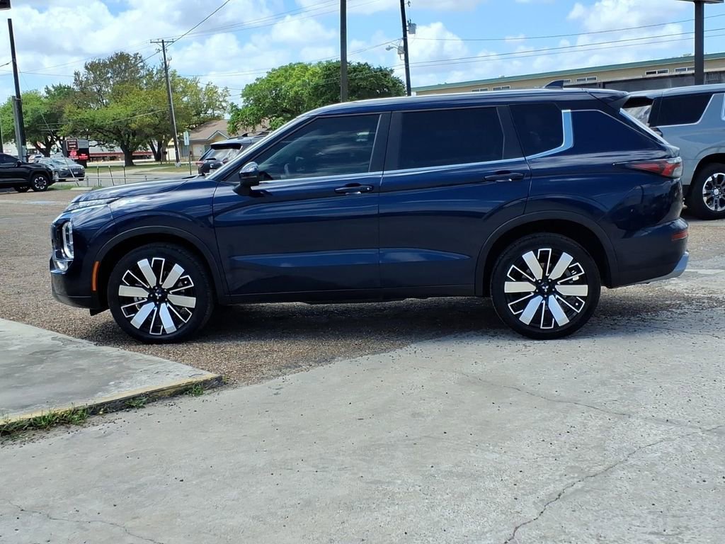 Used 2025 Mitsubishi Outlander SE image 2