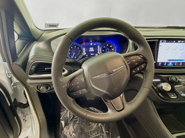Used 2025 Chrysler Pacifica Limited image 11
