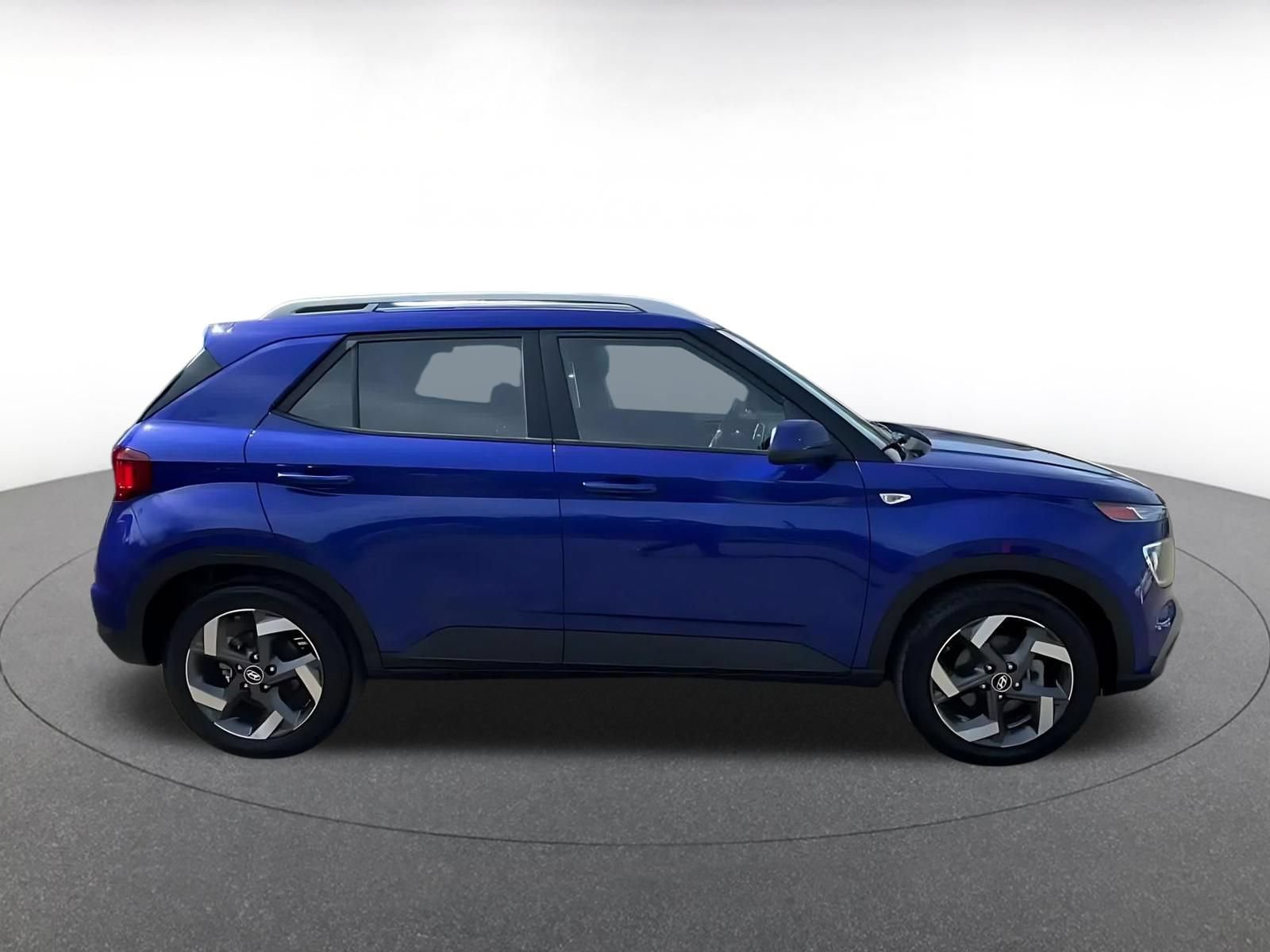 Used 2025 Hyundai Venue SEL FWD image 16