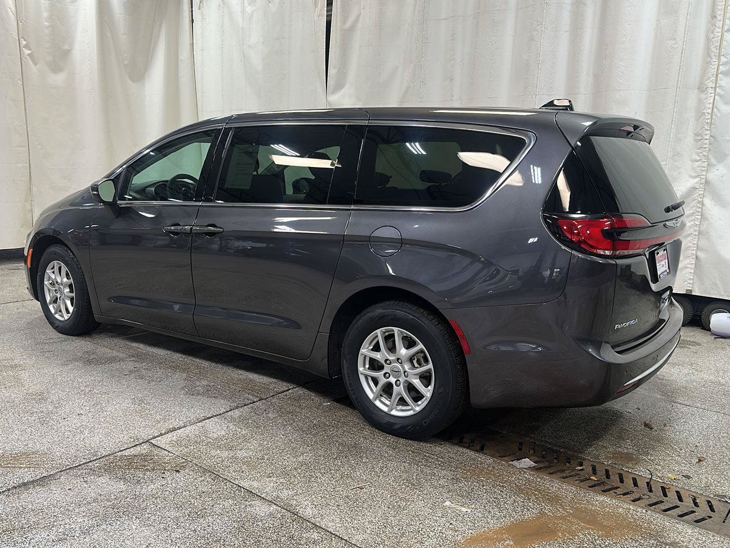 Used 2023 Chrysler Pacifica Touring-L FWD image 3