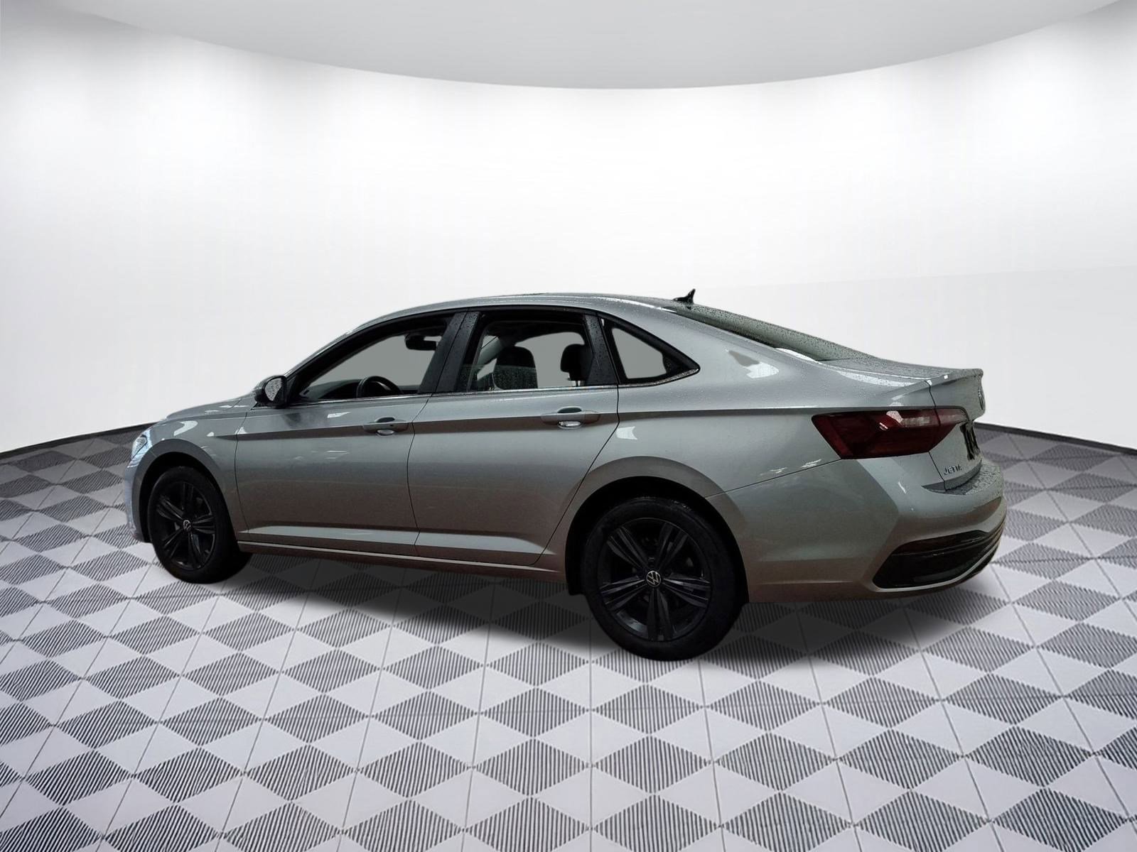 Used 2022 Volkswagen Jetta SE image 3