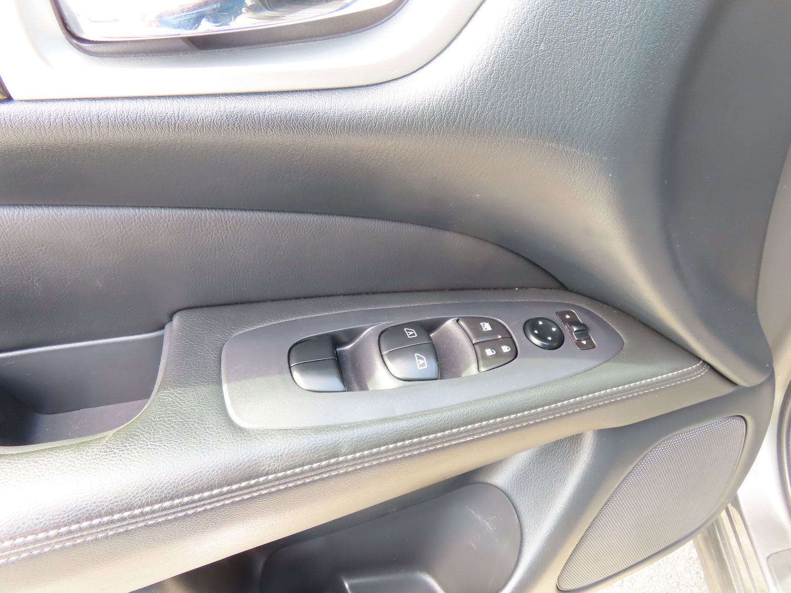 Used 2019 Nissan Pathfinder SV image 12