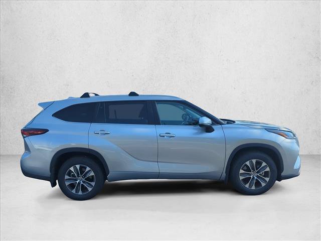 Certified 2025 Toyota Highlander XLE FWD image 4