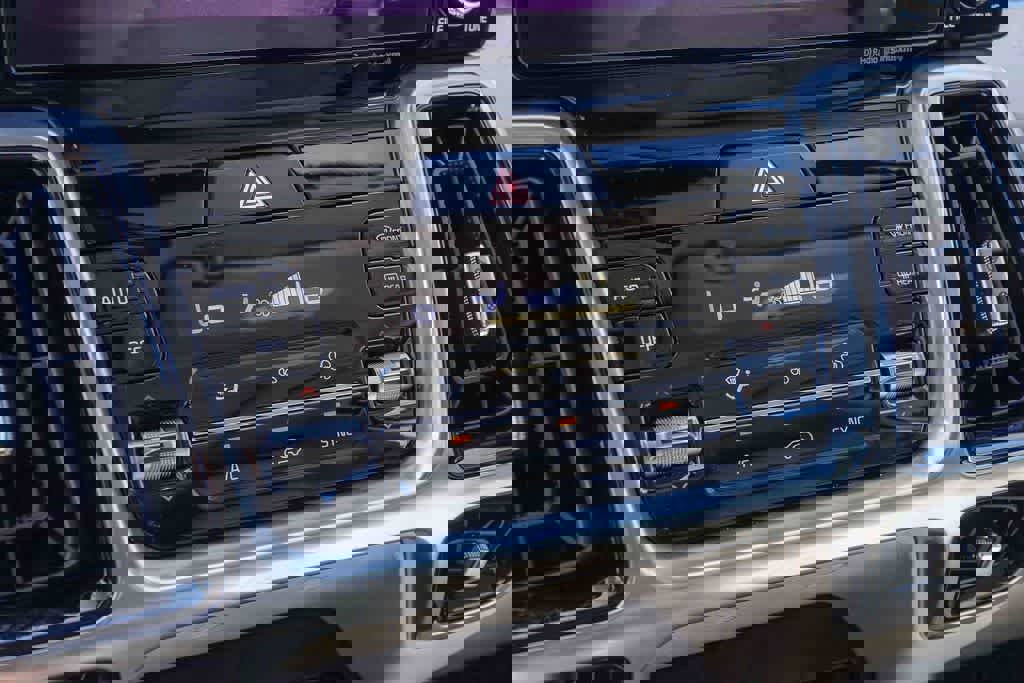 Certified 2023 Kia Sorento SX FWD image 18