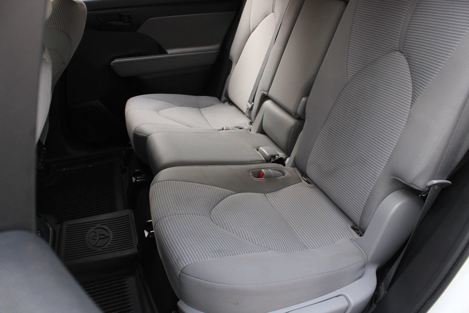 Used 2020 Toyota Highlander L AWD/4WD image 19
