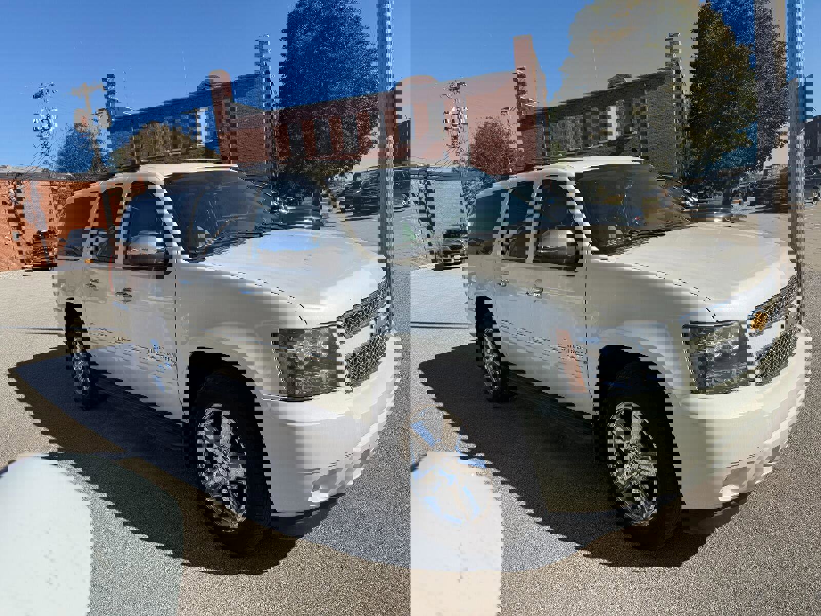 Used 2012 Chevrolet Suburban LTZ image 3