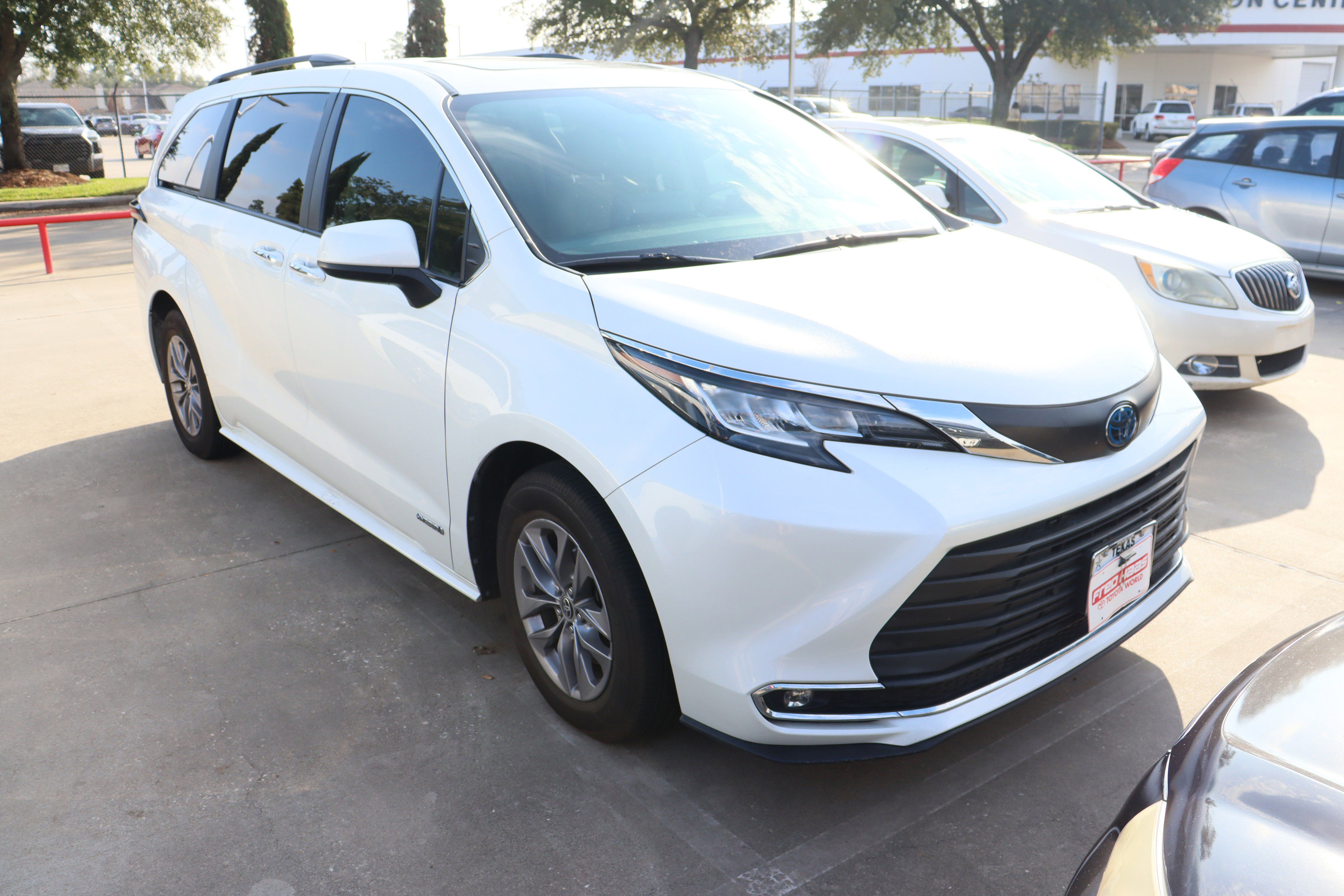 Used 2021 Toyota Sienna XLE image 2