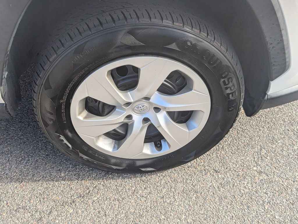 Used 2021 Toyota RAV4 LE image 14