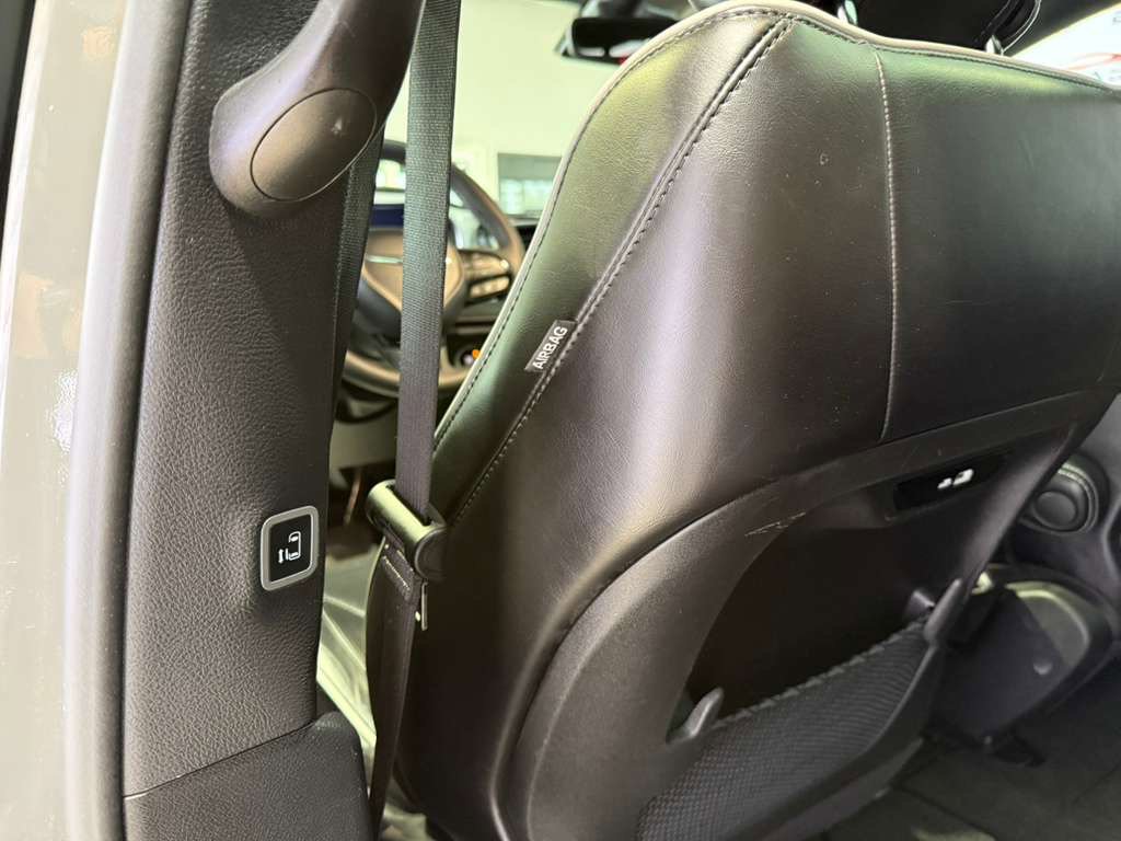 Used 2025 Chrysler Pacifica Limited FWD image 35