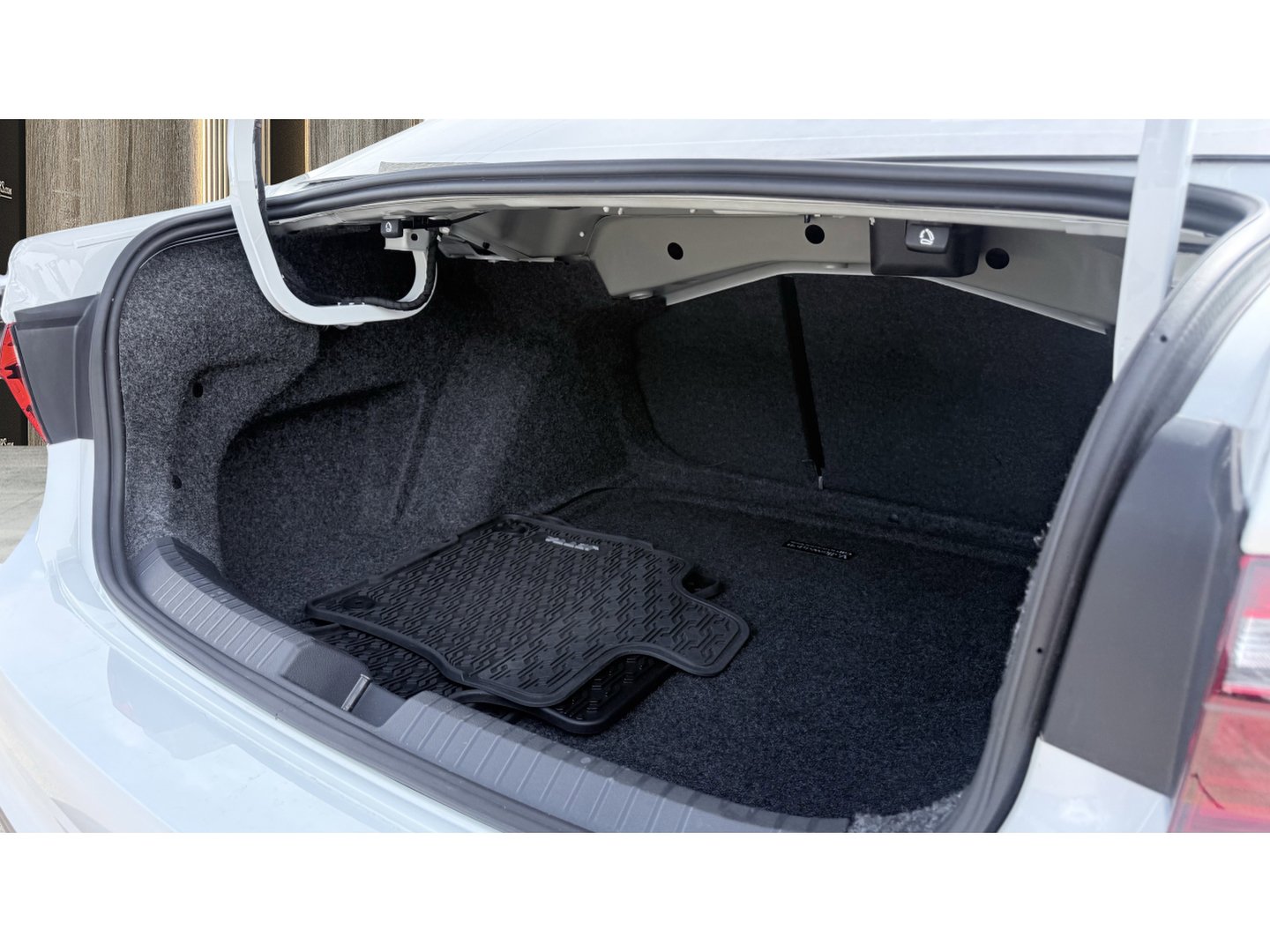 Used 2025 Volkswagen Jetta SE FWD image 13