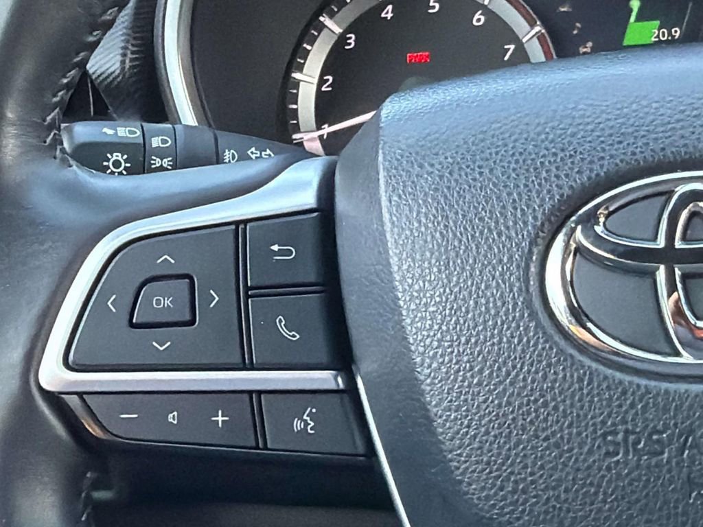 Used 2023 Toyota Highlander XSE image 12