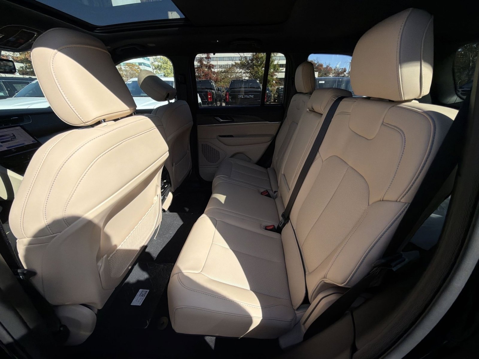 New 2025 Jeep Grand Cherokee Limited w/ Luxury Tech Group II image 25