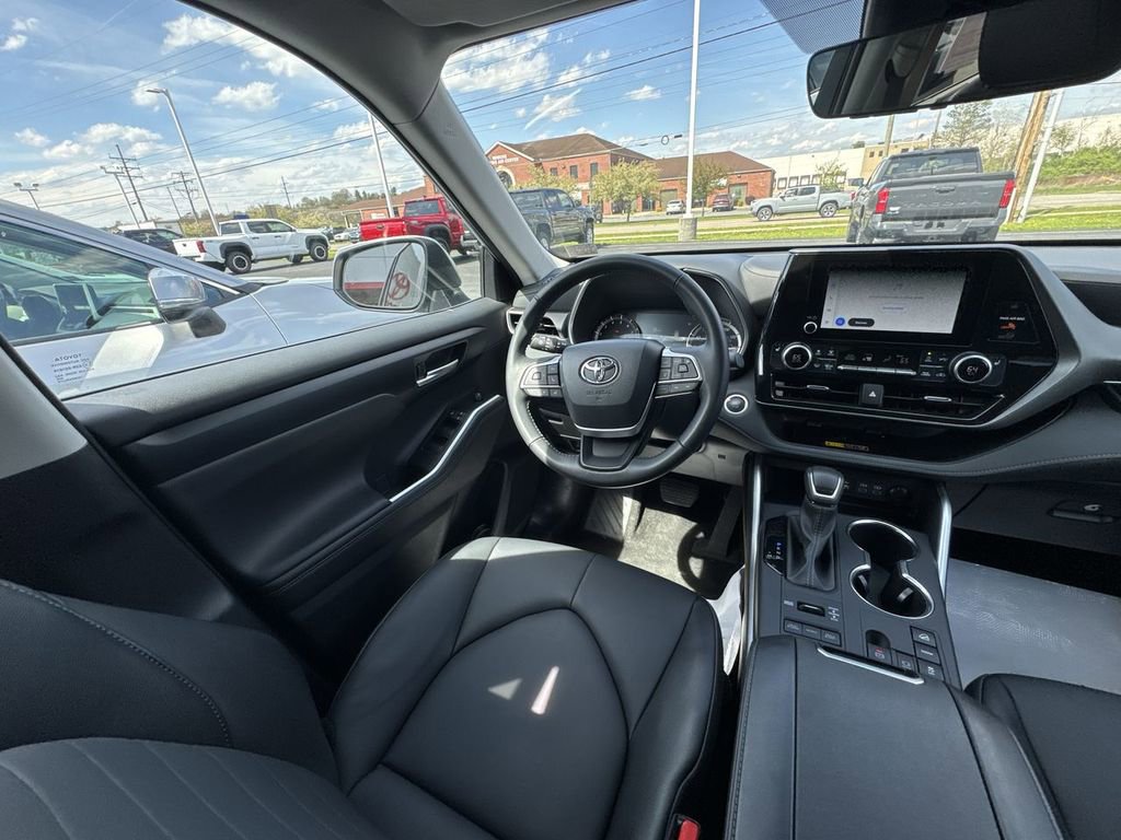 Used 2025 Toyota Highlander XLE AWD/4WD image 15