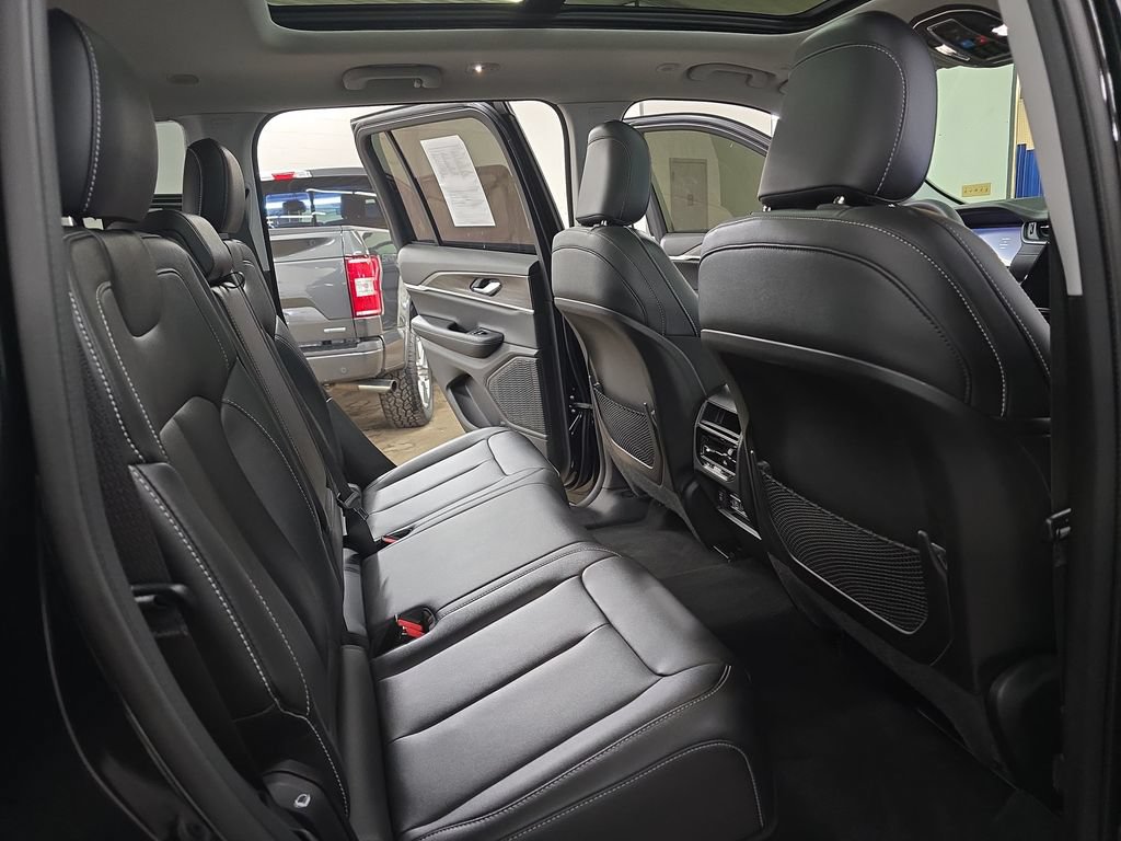 Certified 2023 Jeep Grand Cherokee Limited AWD/4WD image 11
