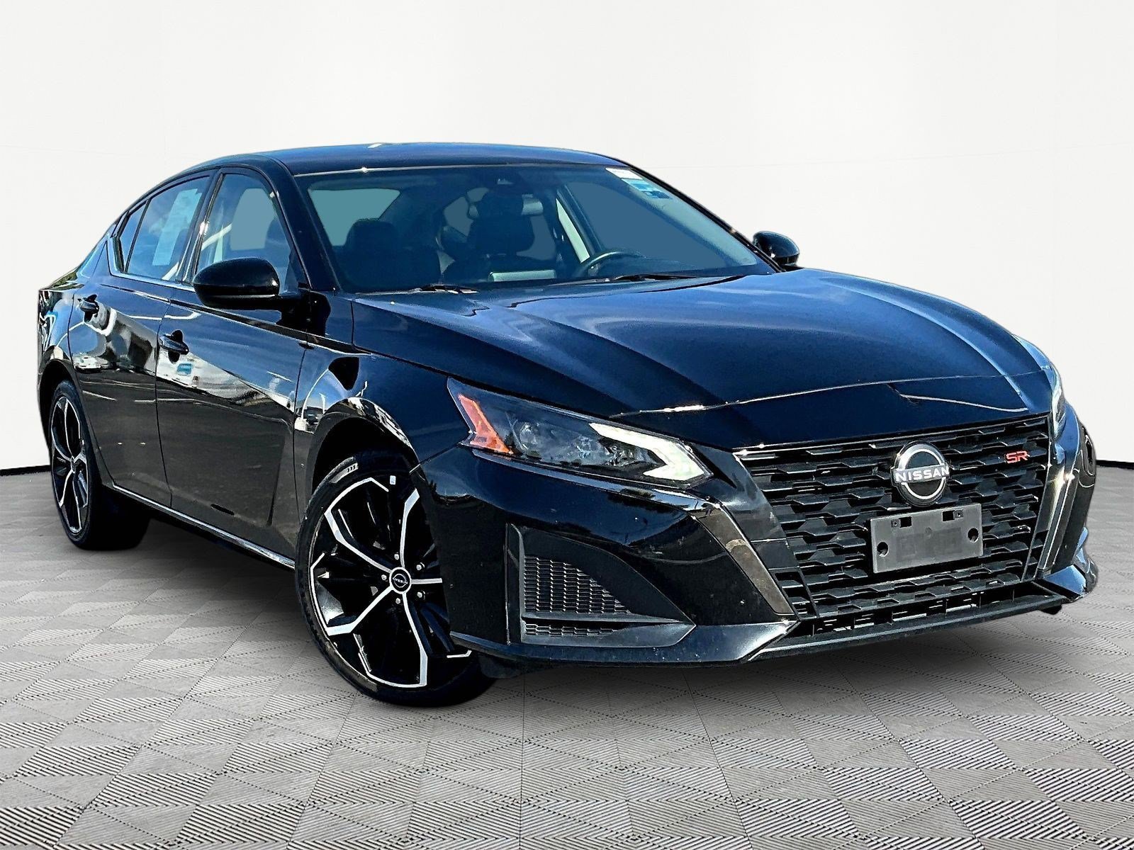 Used 2024 Nissan Altima 2.5 SR FWD image 3